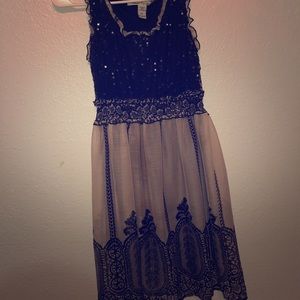 XS cute dress. Medium length reaches above knees.